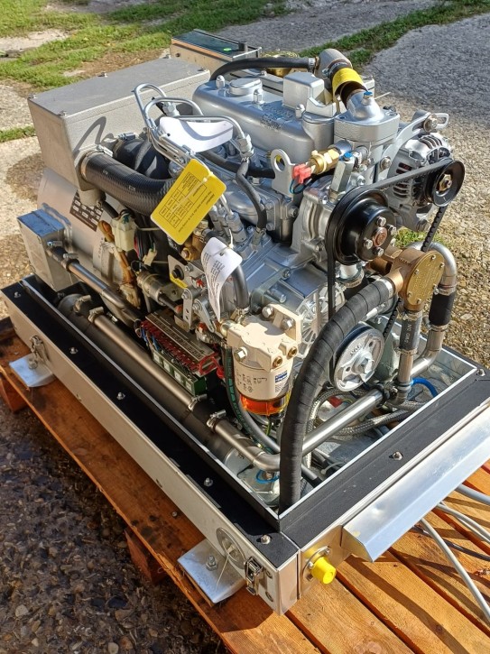 Marine Stromgenerator 120Volt 60Hz PMS-16 - mit 3 Zyl. Kubota D1005 Dieselmotor mit Edelstahlkapsel aus Lagerauflösung -NEU-
