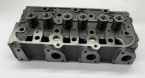 Zylinderkopf für D1305 Ventildeckel rundherum befestigt