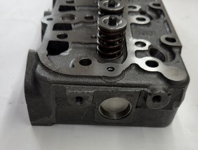 Zylinderkopf für D1305 Ventildeckel rundherum befestigt