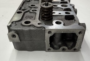 Zylinderkopf für D1305 Ventildeckel rundherum befestigt
